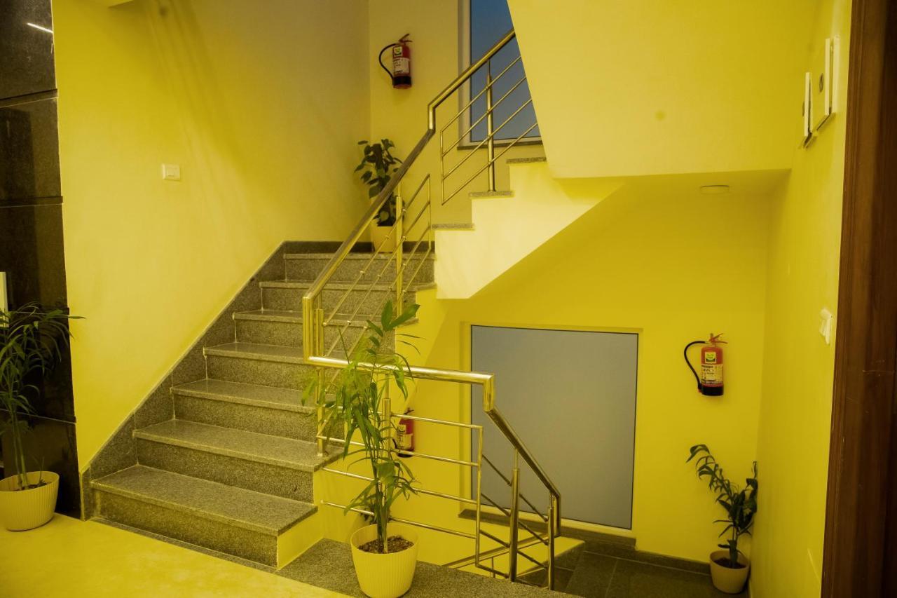 Lime Tree Luxury Studio - Service Apartment Near Artemis Hospital ,Гургаон Экстерьер фото